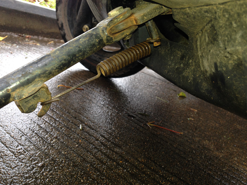 电动车斜撑支架上弹簧怎么安装上去？